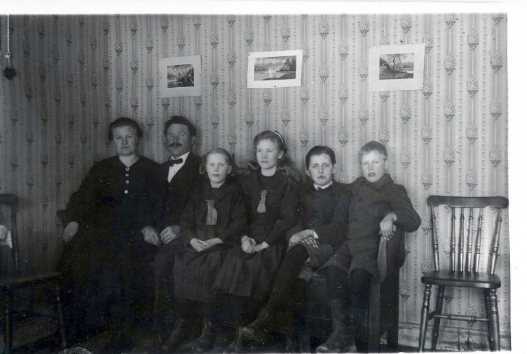 Familjen Olofsson Anna, Oskar m.fl.