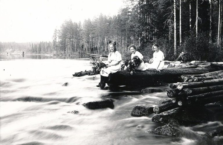 Flögforsen med okända damer