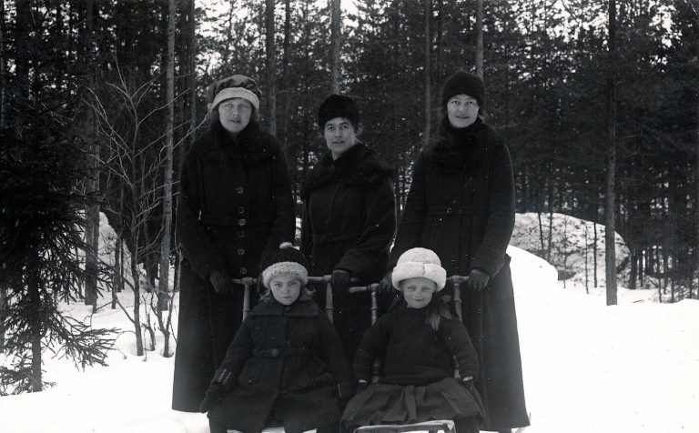 Gerda och Tora Larsson m.fl.