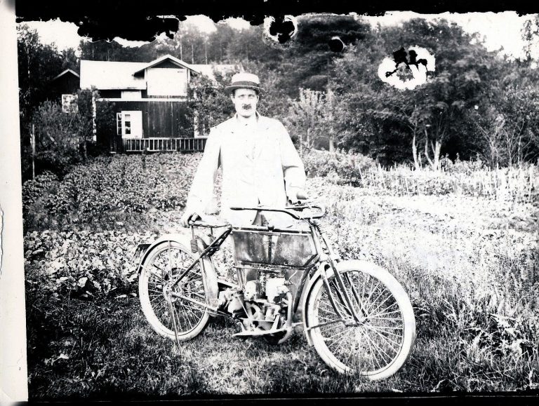 Pelle Stööp med motorcykel han