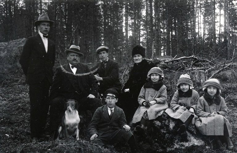 Smeden Alfred Edbom med familj