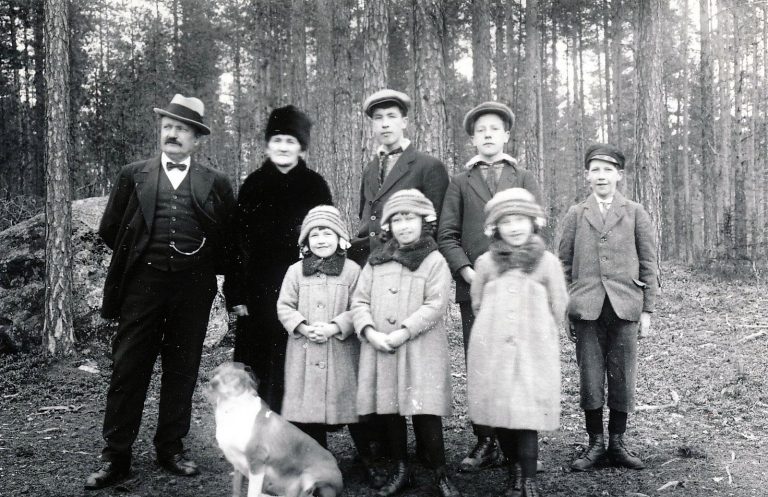 Smeden Alfred Edbom med familj