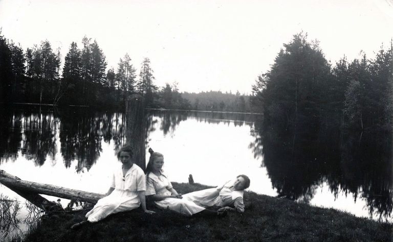 Syskonen Olsson vid Flögforsen